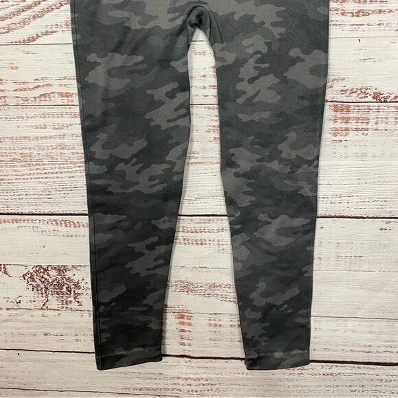 SPANX Shapewear Camouflage Cropped Leggings yoga running active M Sage Camo M/M - Picture 7 of 7